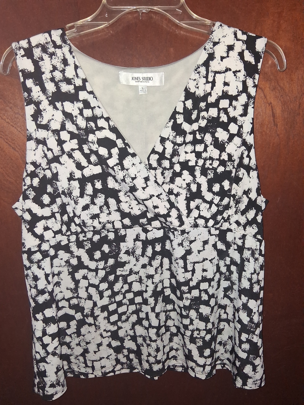 Jones Studio Black & White Printed V-Neck Sleeveless Top